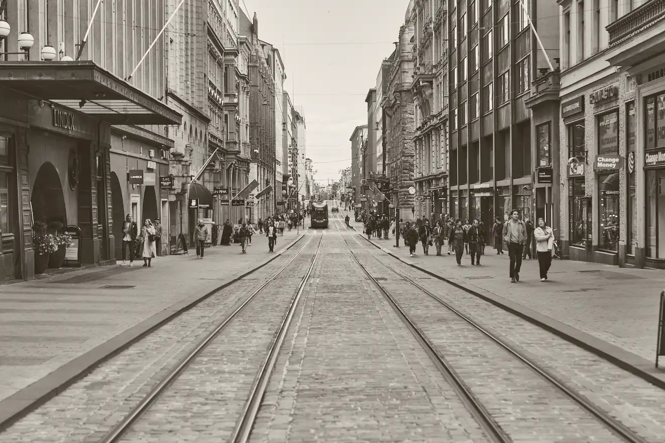 Aleksanterinkatu Helsingin keskustassa, raitiovaunukiskot ja liikkeiden julkisivut