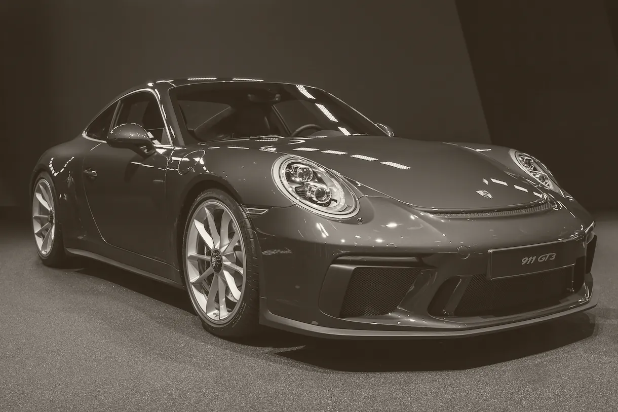 Sininen Porsche 911 GT3 messuvalaistuksessa, etukulma ja matala keula